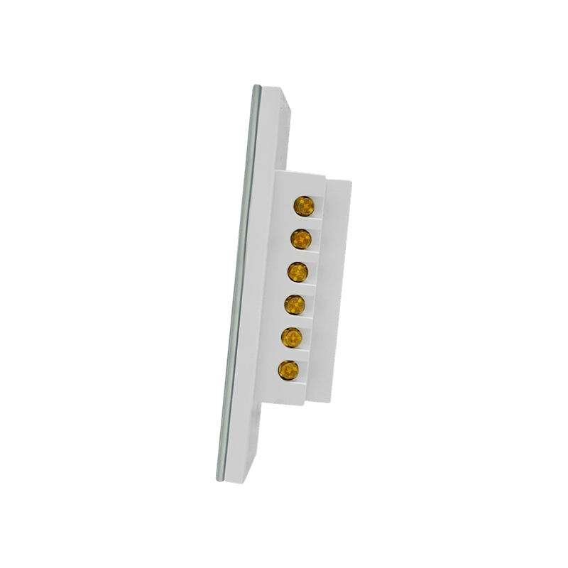 How does the overload protection mechanism of the smart switch affect the response speed when there is a sudden current fluctuation?